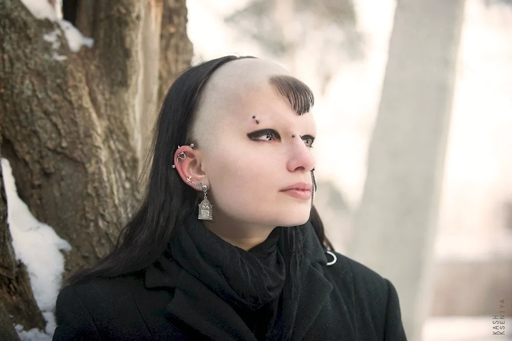 Flight hairstyles for 1 eye