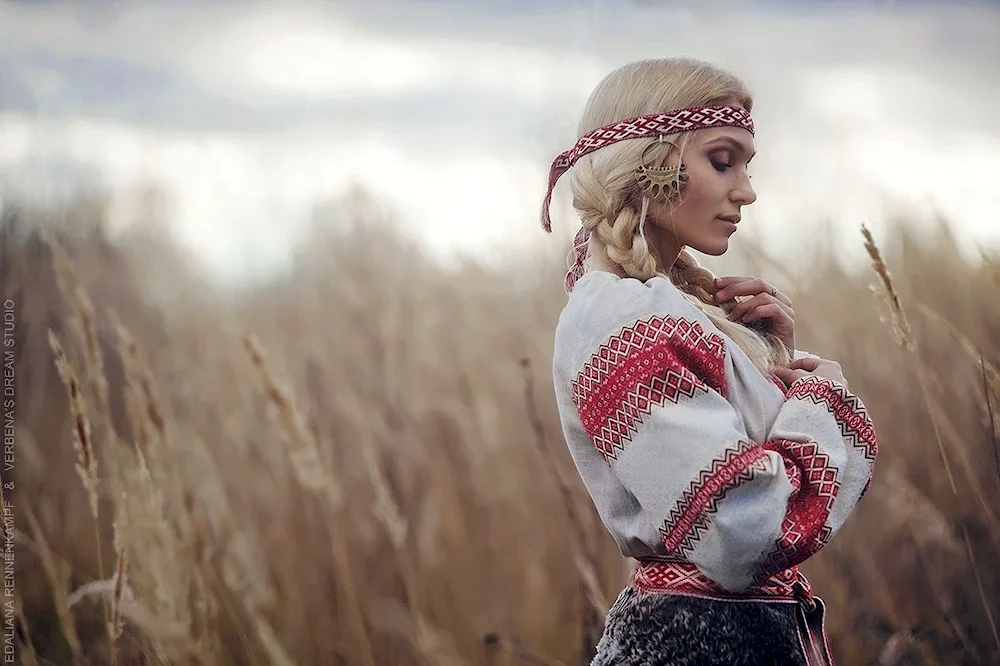 Ancient Russia Slavyanka ochelje