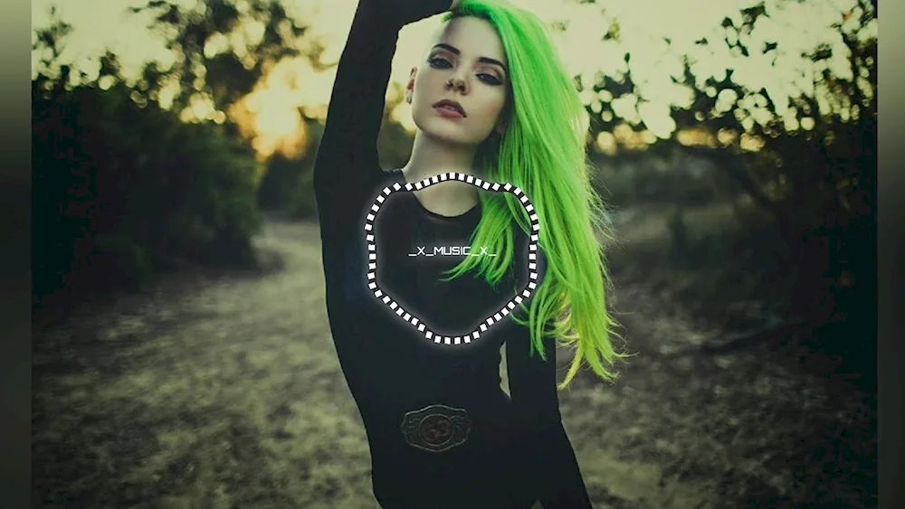 Julia Butters with green hair