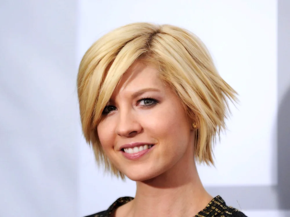 Jenna Elfman short haircut