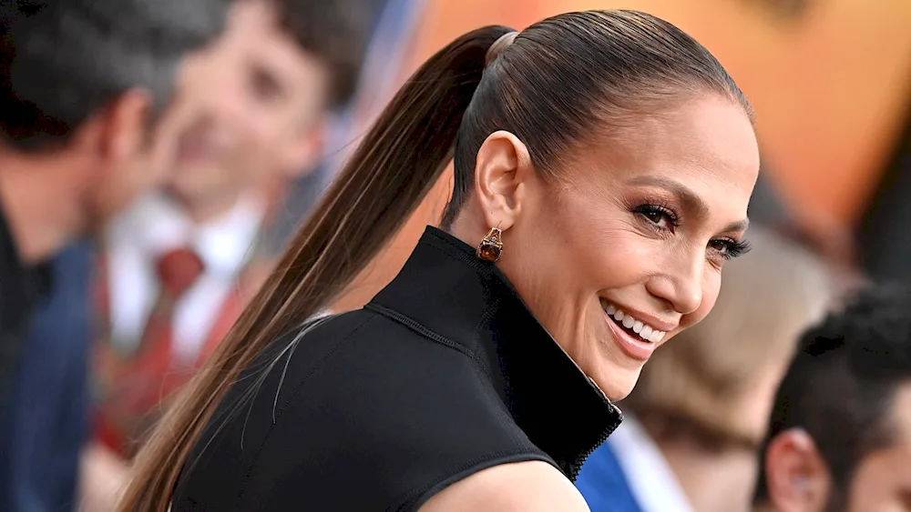 Jennifer Lopez curly