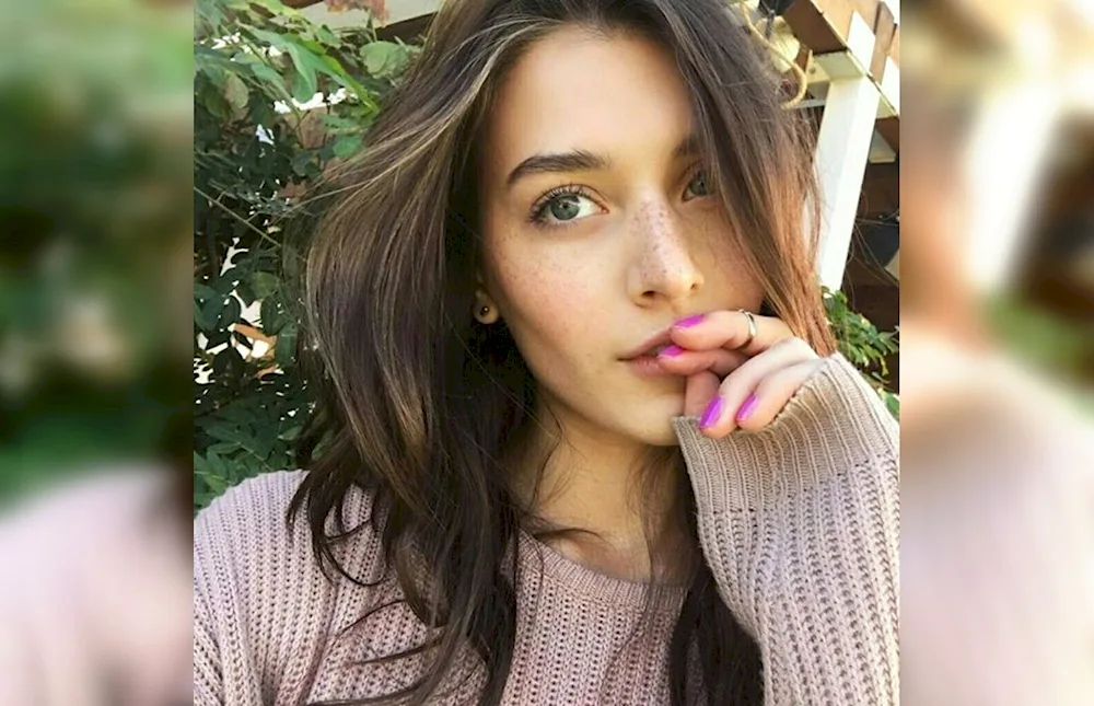 Jessica Clements selfies