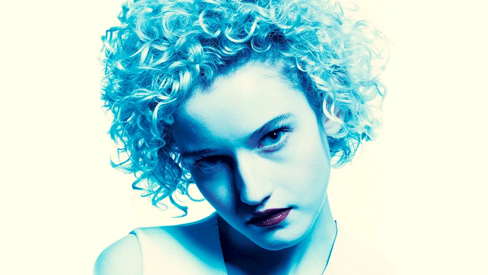 Inventing Anna series 2022Julia Garner