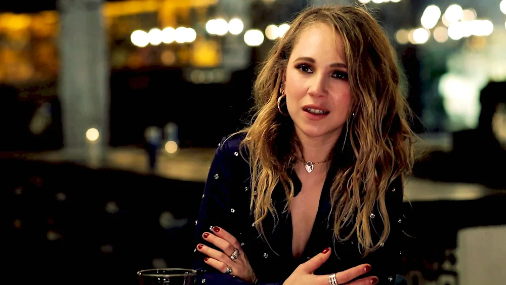 Juno Temple barefoot