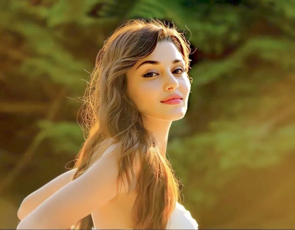 Hande Erchel. Eda Yıldız