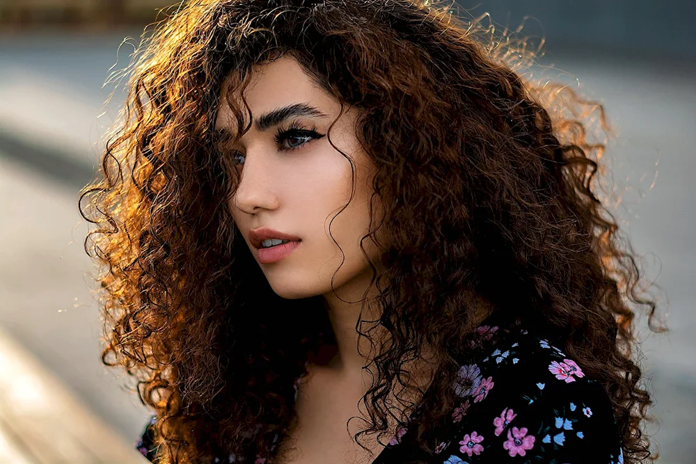 Hande Erçel.