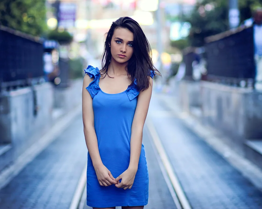 Edah Yildiz in blue