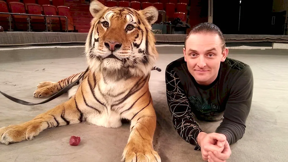 Edgard Zapashny with tigers