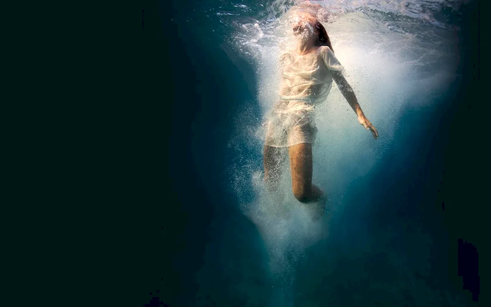 Elena Kalis Underwater