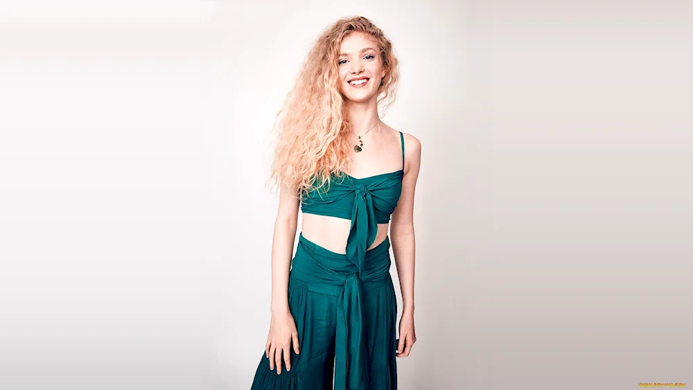 Elena Kampouris 2022