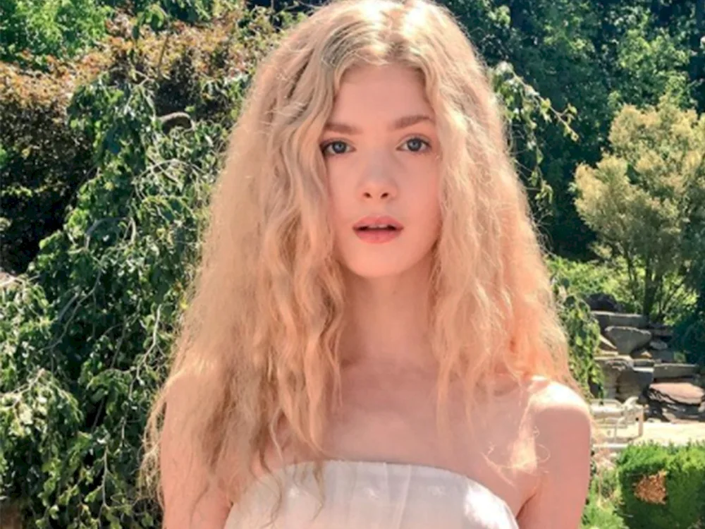 Elena Kampouris