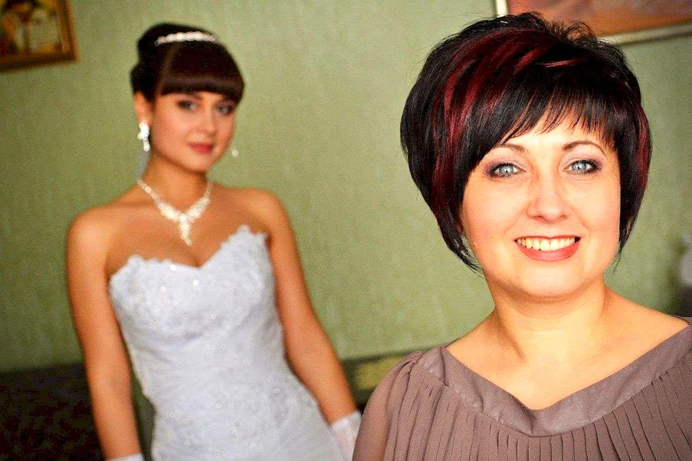 Wedding hairstyles for mother of the bride