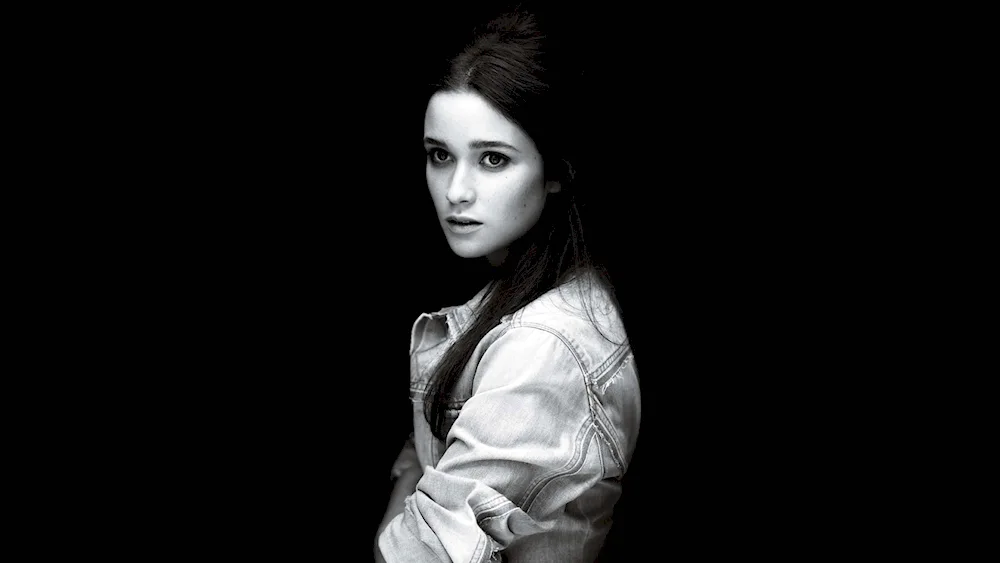 Alice Englert.