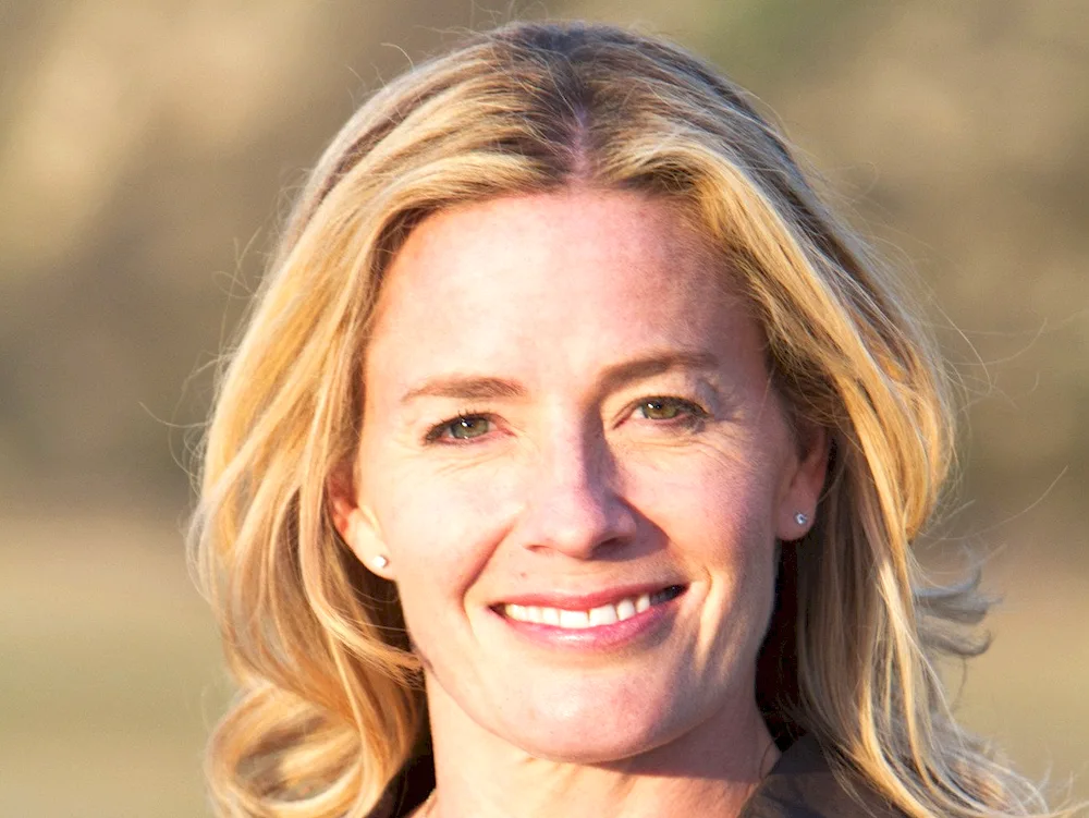 Elizabeth Shue