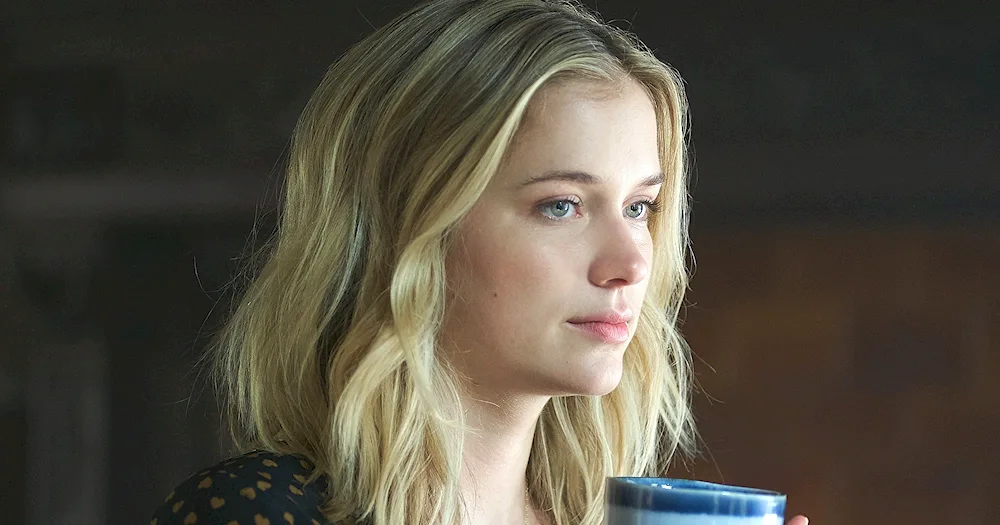 Elizabeth Lail. Anna