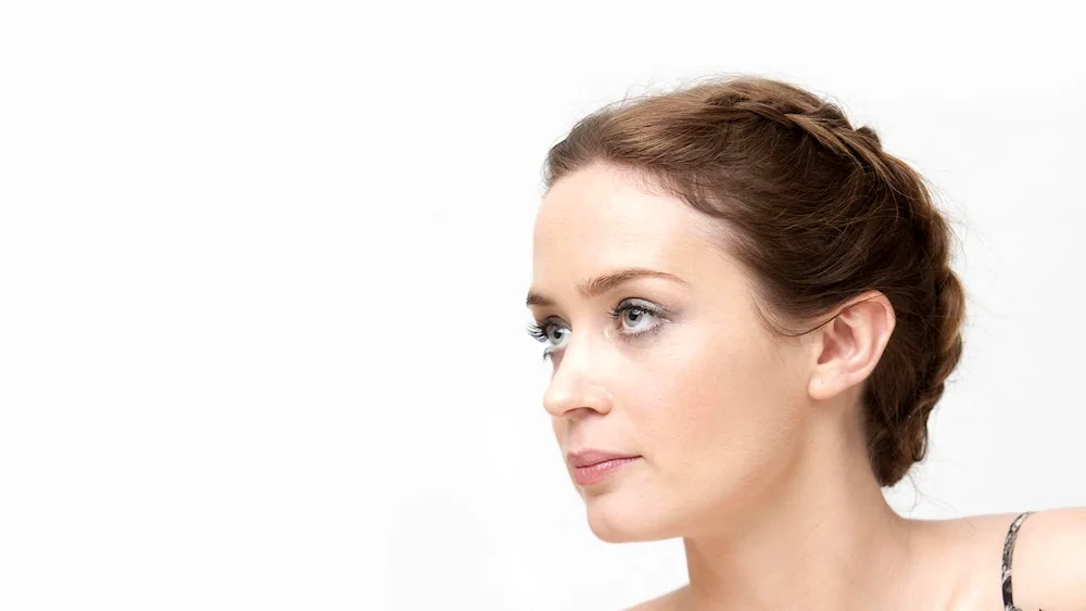 Hirstyles for a wide forehead