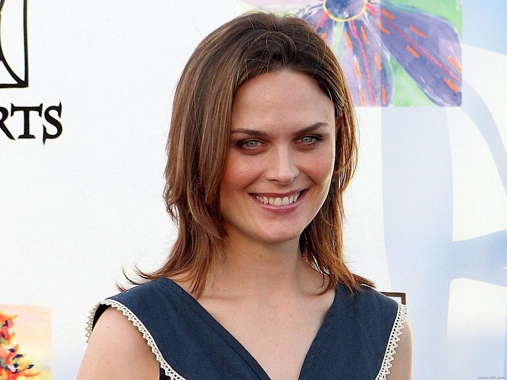 Zoe DeschanelDevil in Ohio series 2022Emily RatakowskiBones actress Emily Deschanel 2021