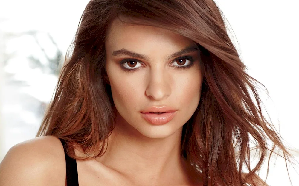 Emily Ratazhkowski hair colour