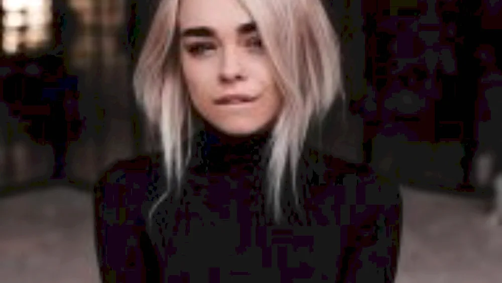 Emilia Clarke blonde