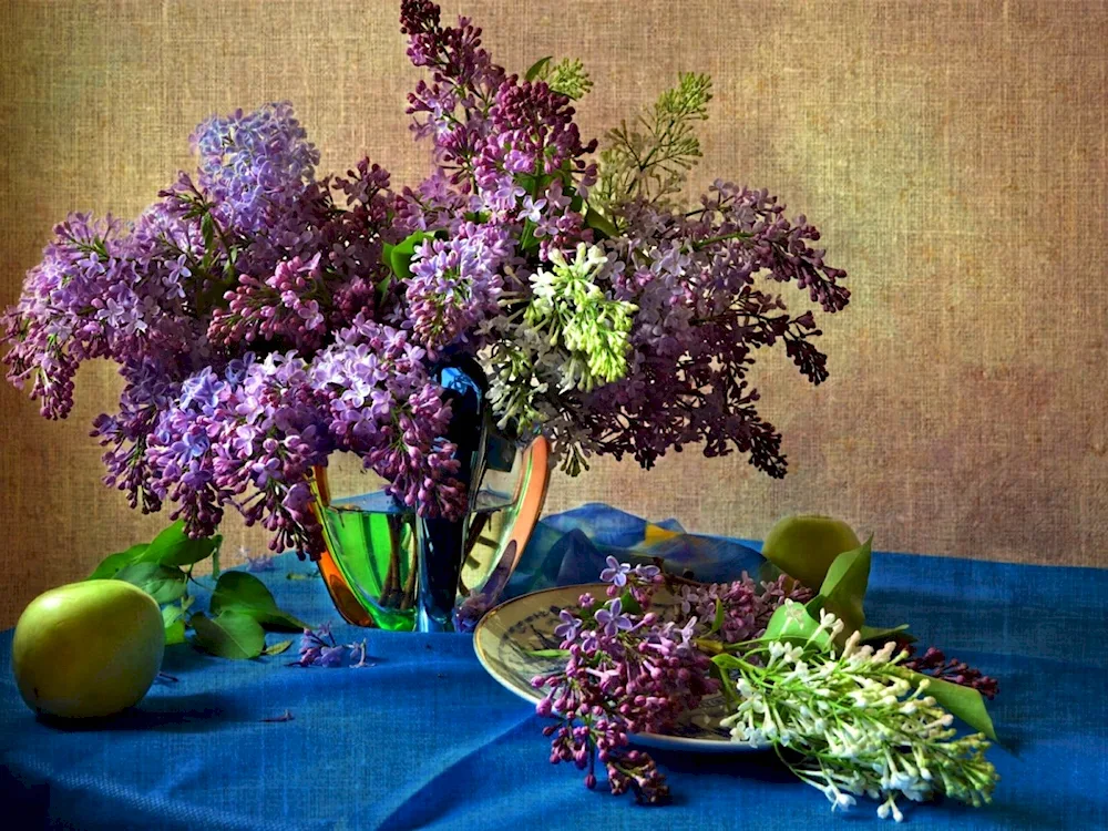 Emma Molved still life with lilacs