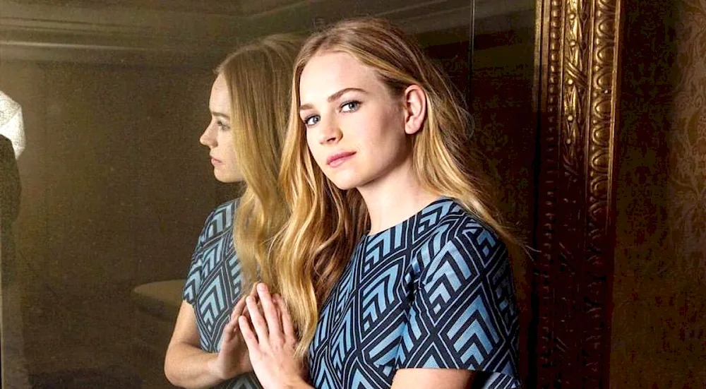 Britt Robertson 2022