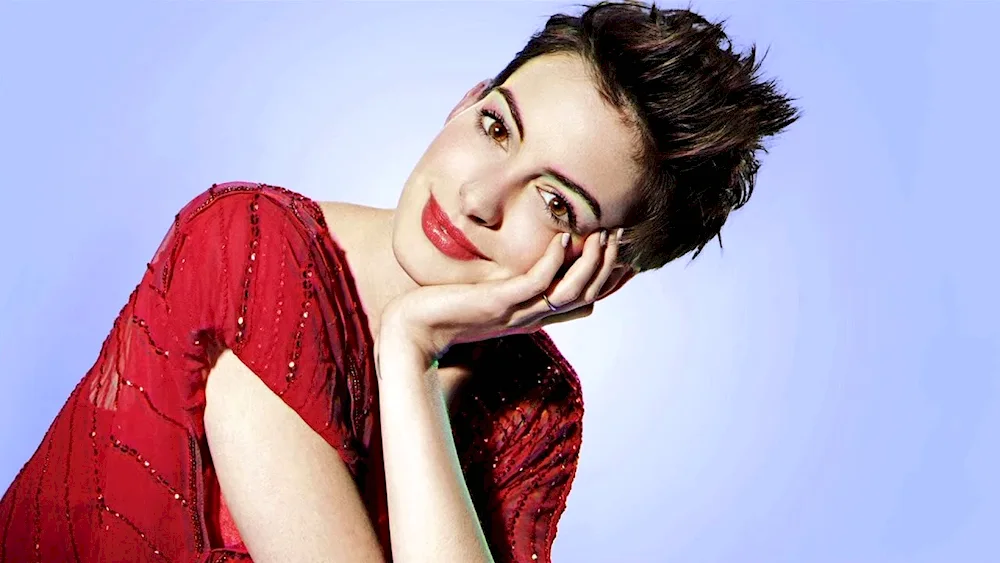 Anne Hathaway haircut Pixie