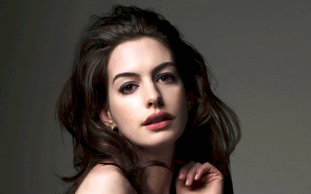 Anne Hathaway 2023