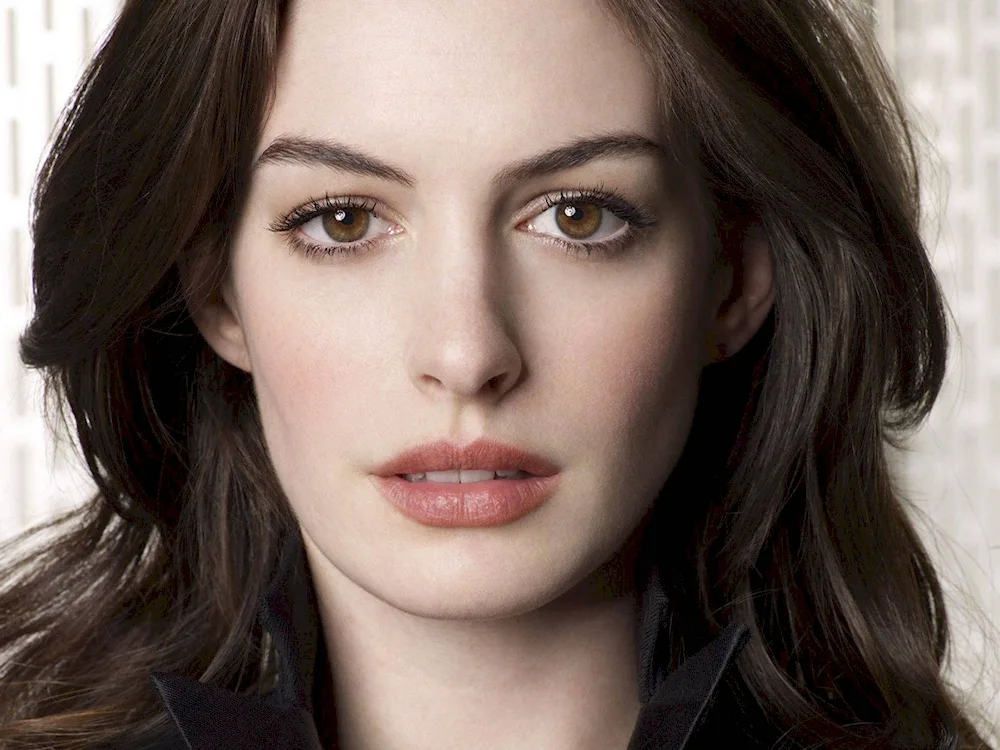 Anne Hathaway eyes