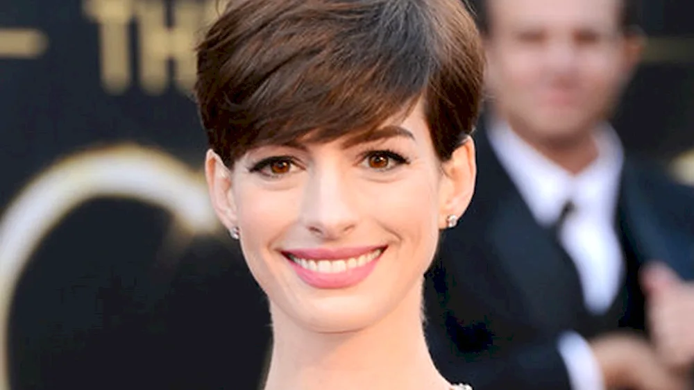 Anne Hathaway haircut short Pixie