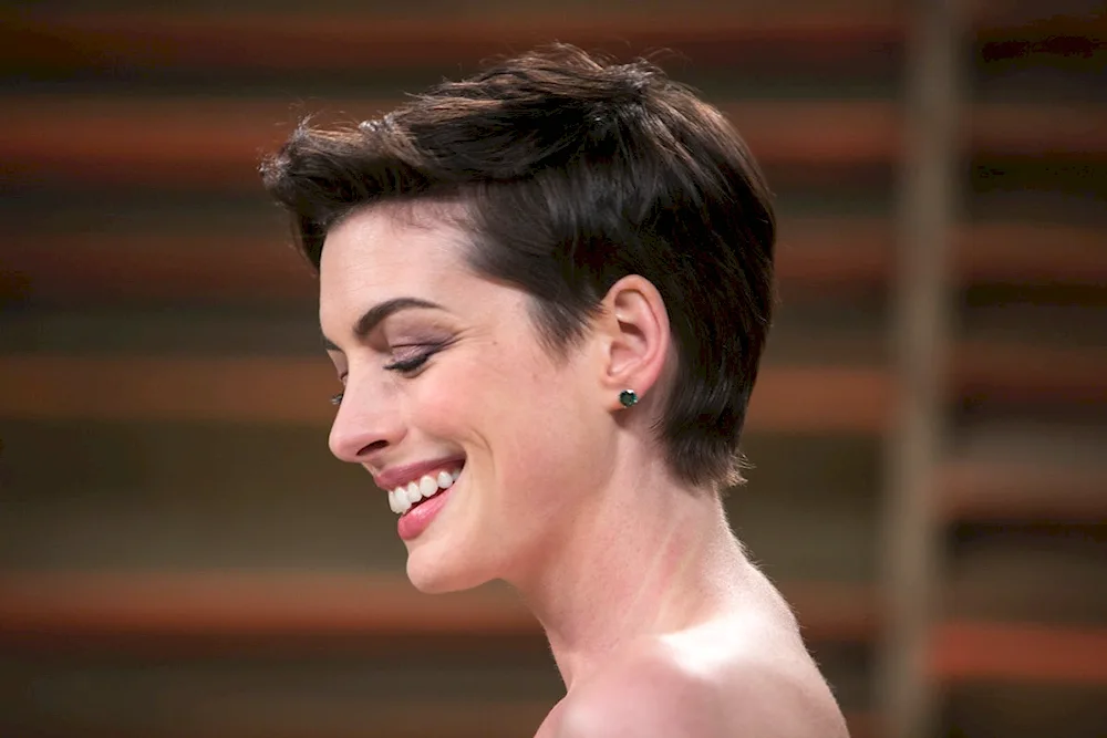 Anne Hathaway haircut short haircut Pixie