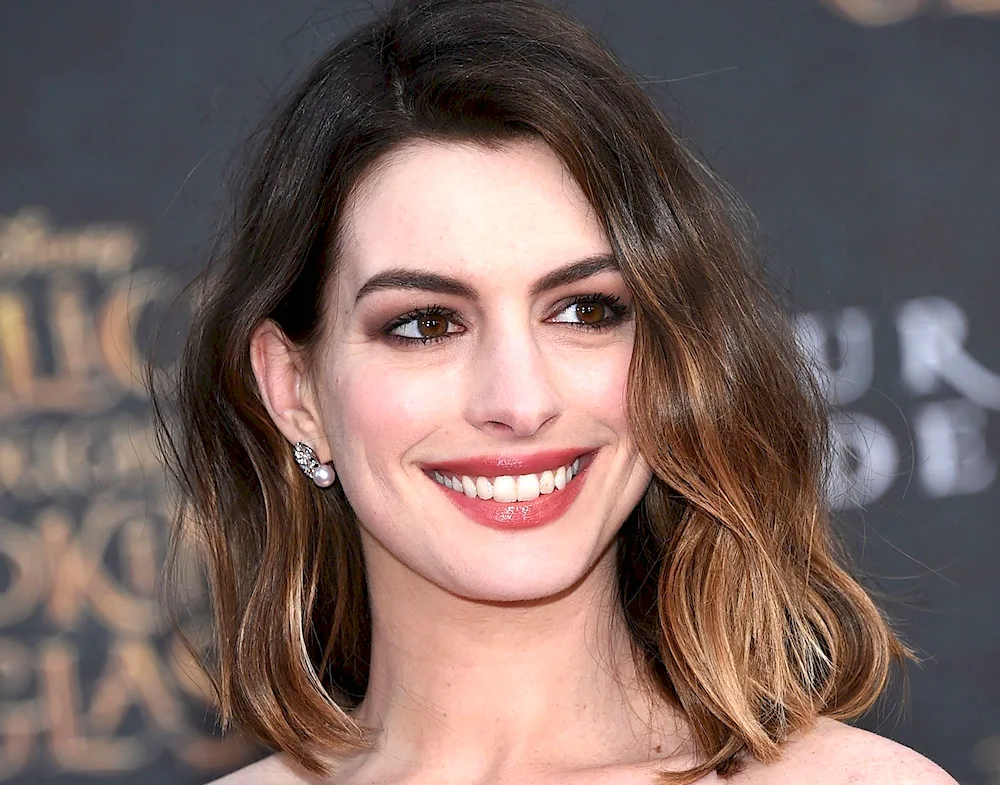 Anne Hathaway with fringes bangs