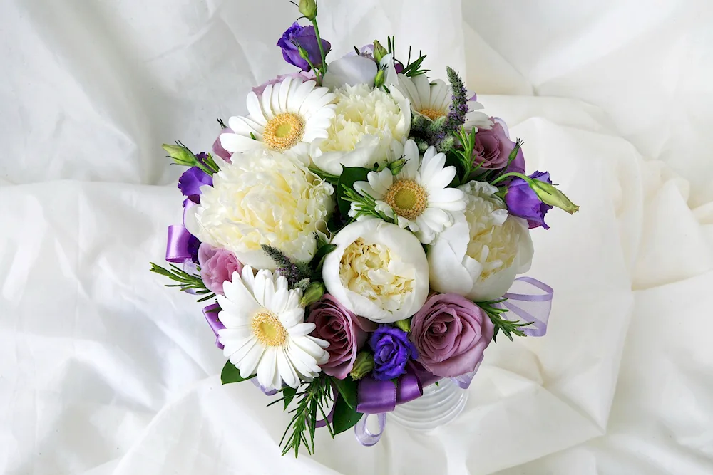 Eustoma and ranunculus in bouquet