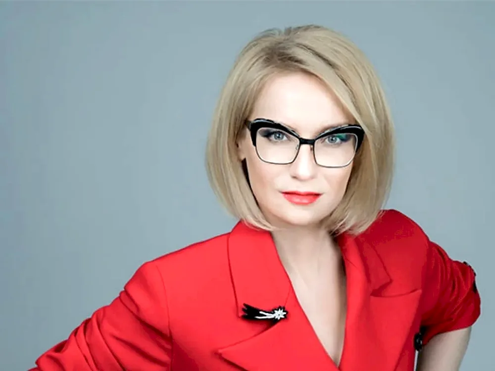 Evelina Khromchenko's haircut