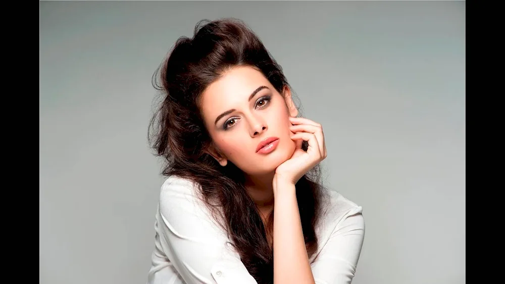 Evelyn. Sharma