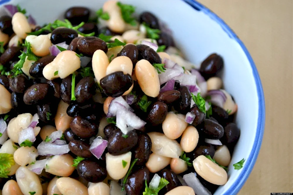 Salad with beans and garlic breadcrumbs