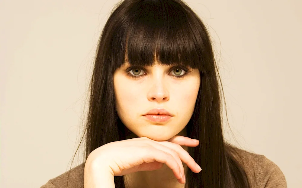 Felicity Jones bangs