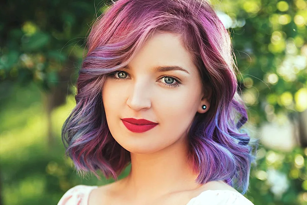 Bright hair strands on short hair