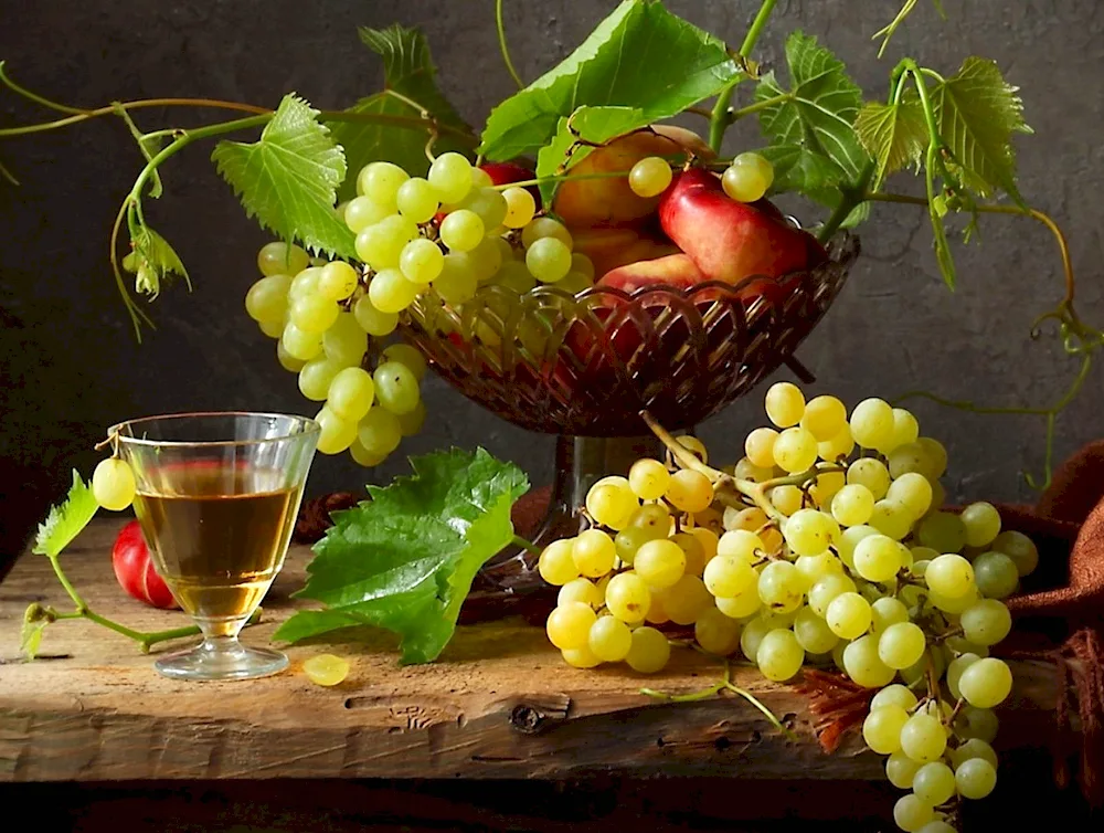 Photon still life with grapes