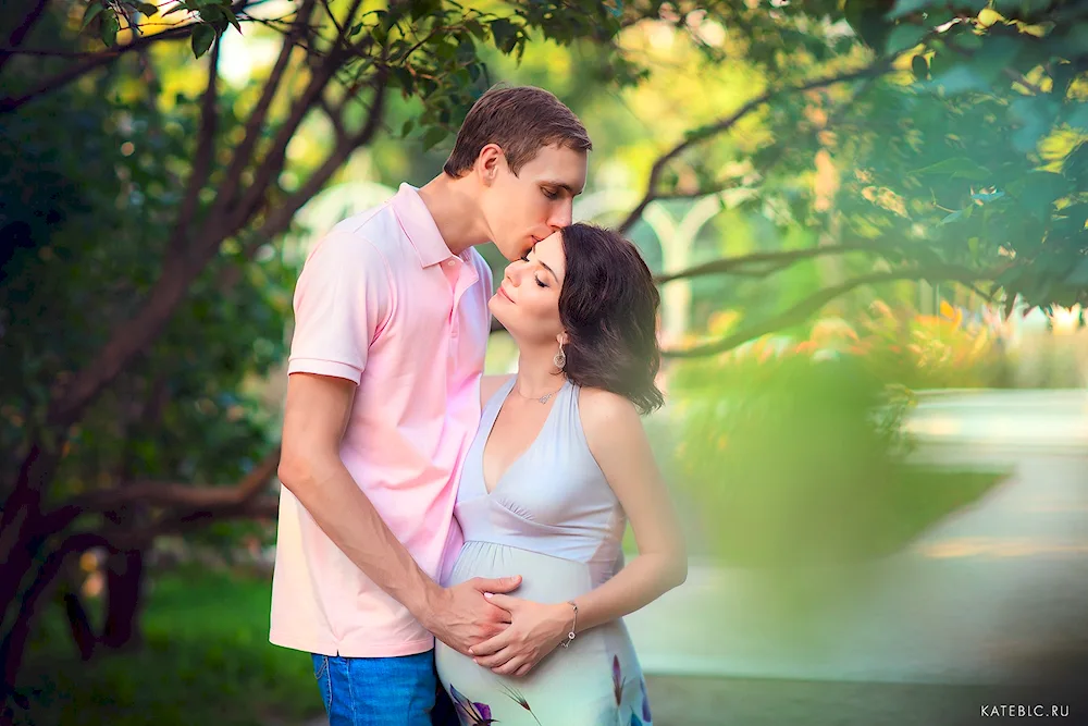 Pregnancy photo shoot in the park