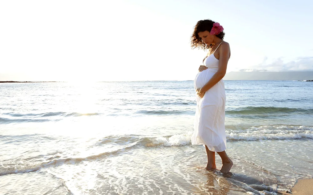 Pregnant girl on the sea