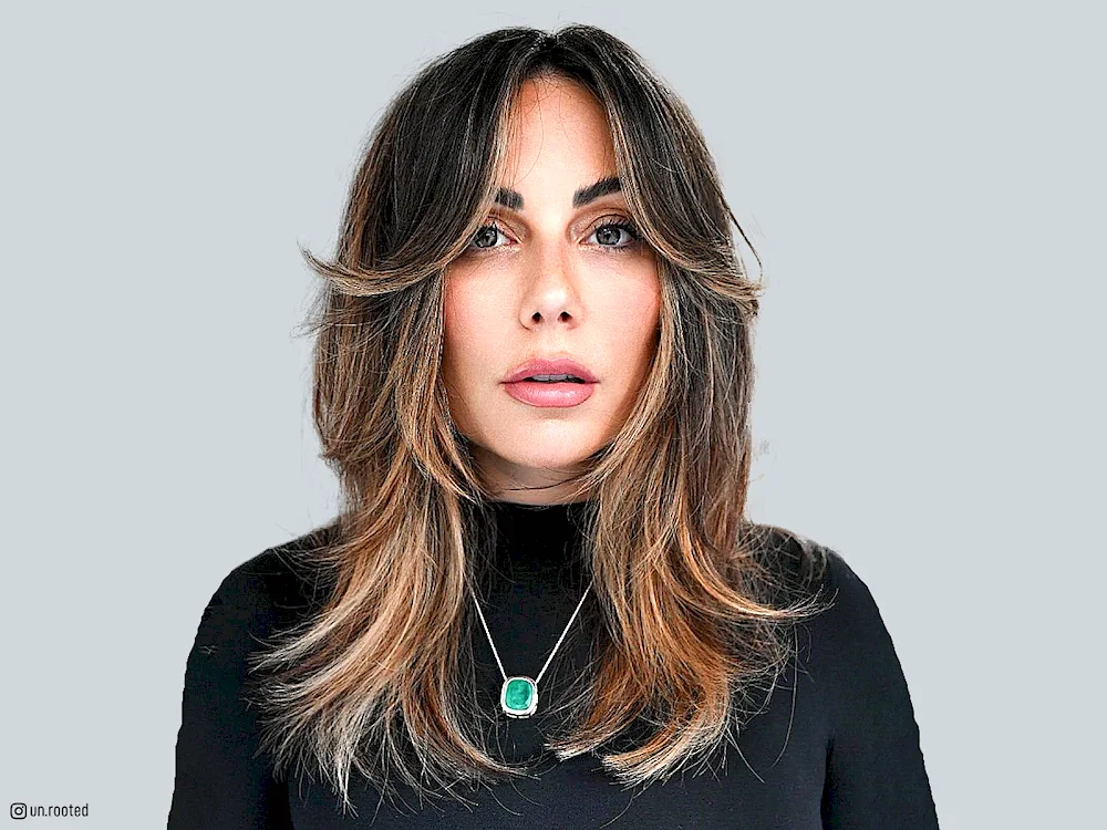 Blonde strands at the face in a bob