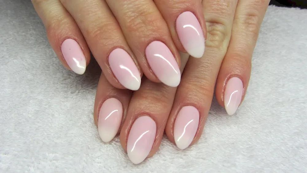 Nude manicure
