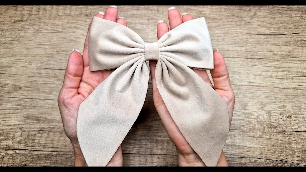 Voluminous bow