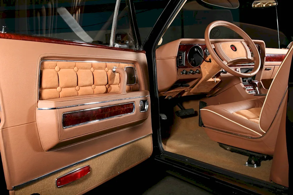 GAZ 14 Chaika saloon