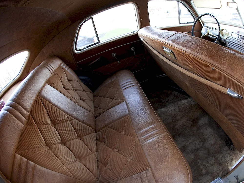 GAZ 20 Victory saloon