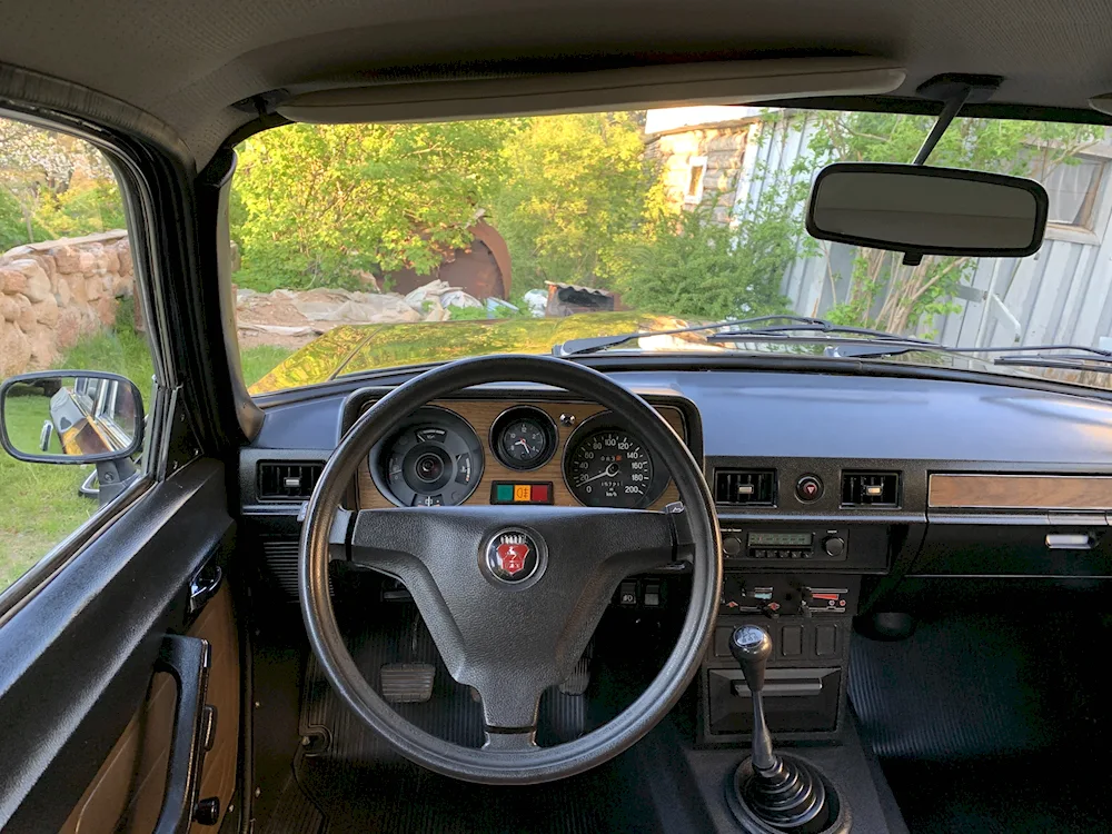 GAZ 24 10 saloon