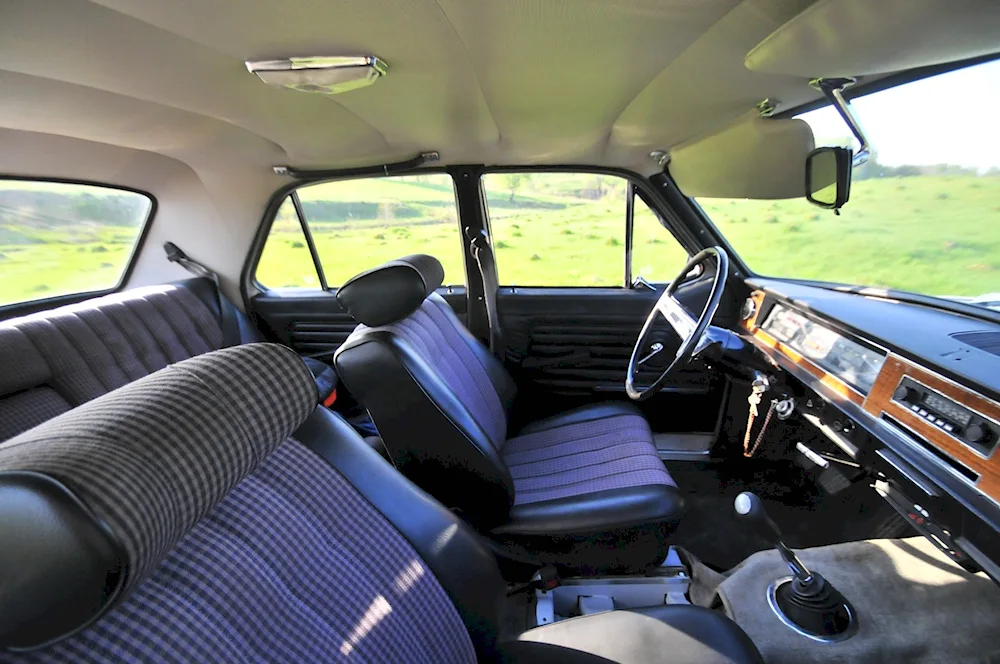 GAZ 24 10 saloon