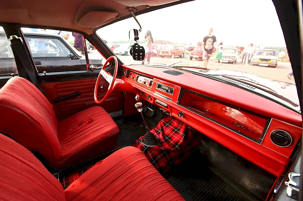 GAZ 24 saloon