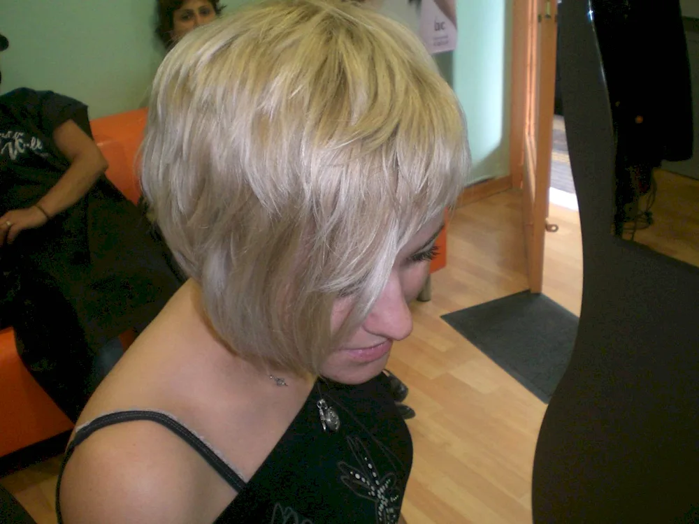 Graduated bob with asymmetry