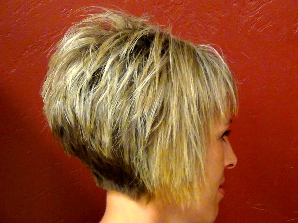 Gradyirovannoe Bob-Kare haircut with elongated bangs